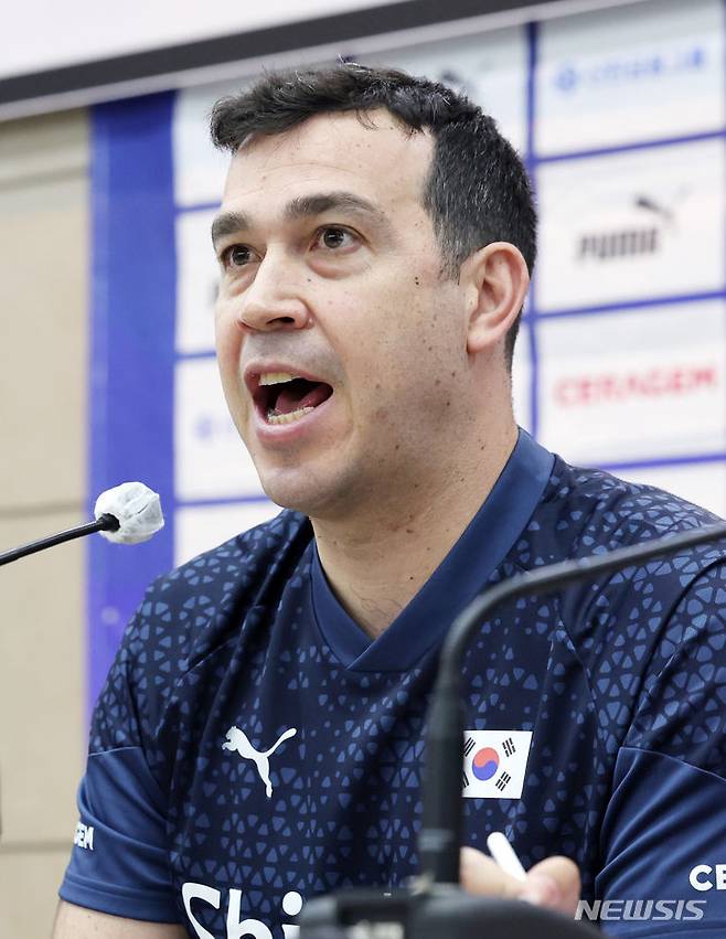 [서울=뉴시스] 김진아 기자 = 페르난도 모랄레스 대한민국 여자배구 국가대표팀 감독이 25일 오전 서울 송파구 올림픽파크텔에서 열린 '대한민국 배구 국가대표팀 신임 감독 기자회견'에서 질문에 답하고 있다. 2024.04.25. bluesoda@newsis.com