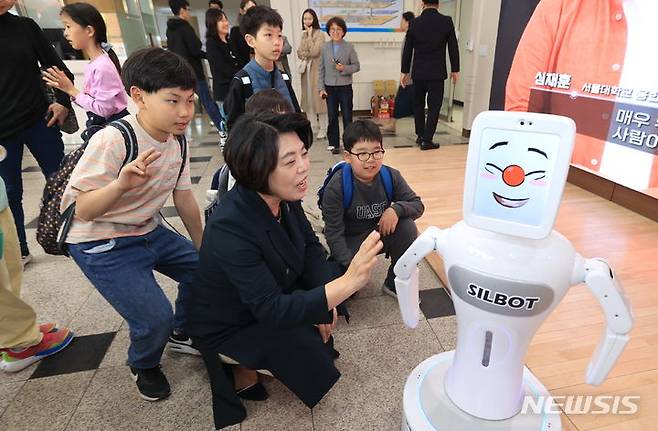 [과천=뉴시스] 신계용 시장이 시청 로비에서 열린 'AI 로봇 체험' 현장을 방문해 아이들과 함께 체험을 하고 있다.(사진=과천시 제공).