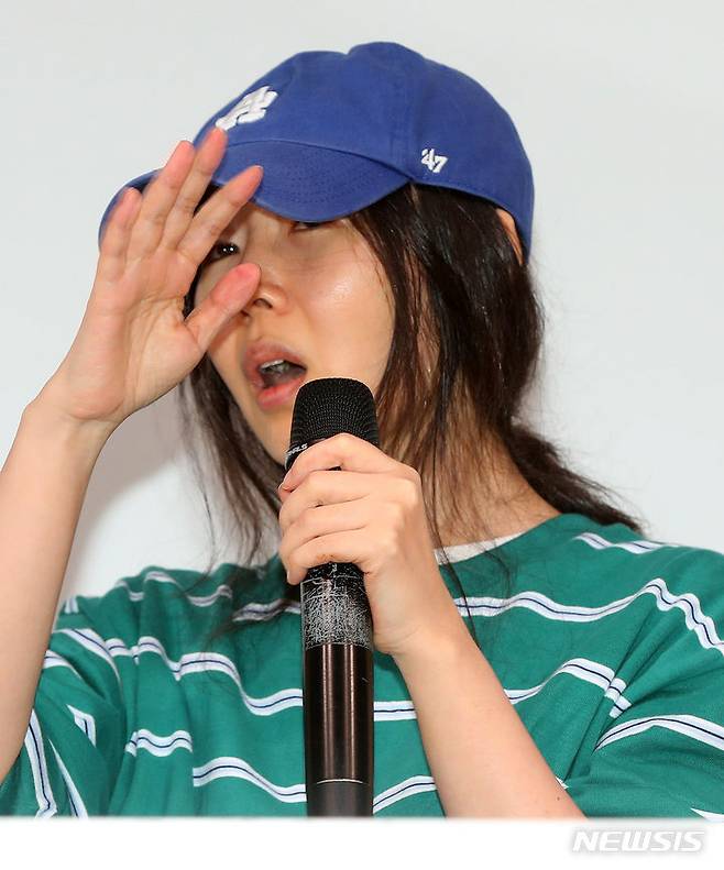 [서울=뉴시스] 김혜진 기자 = 민희진 어도어 대표가 25일 오후 서울 강남구 한국컨퍼런스센터에서 열린 긴급 기자회견에서 입장을 말하고 있다. 하이브는 22일 민희진 대표 등이 경영권 탈취 시도를 했다며 전격 감사에 착수한 것으로 알려졌다. 민 대표는 하이브의 또 다른 산하 레이블인 빌리프랩의 걸그룹 아일릿이 뉴진스를 카피했다는 공식입장으로 맞받아쳤다. 2024.04.25. jini@newsis.com