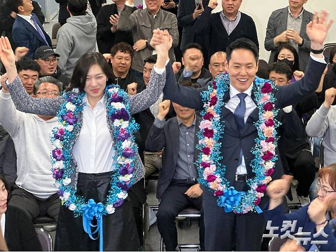 김한규 제주시갑 민주당 당선인이 배우자와 함께 선거 승리를 기뻐하고 있다. 이인 기자