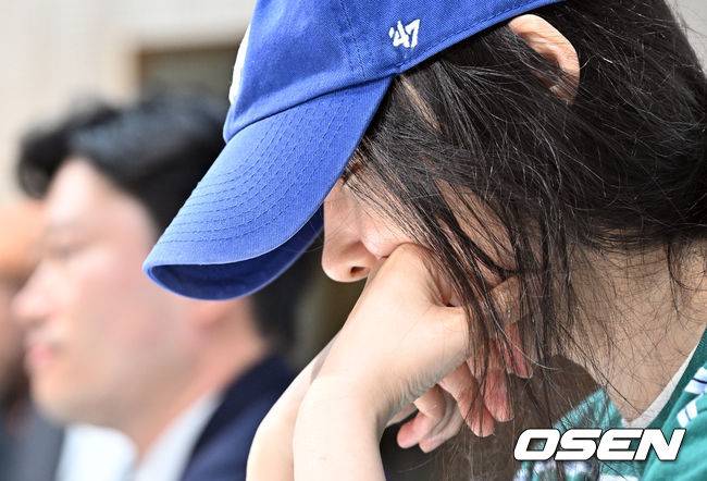 [OSEN=조은정 기자]하이브 산하 레이블 어도어의 대표 민희진이 25일 오후 서울 서초구 한국컨퍼런스센터에서 경영원 탈취 시도 의혹 관련 긴급기자회견을 열었다.앞서 하이브는 민희진 대표가 뉴진스를 데리고 본사로부터 독립하려 한다는 제보를 받아 관련 증거 수집에 나섰다.&nbsp;하이브는 A 씨 등 어도어 경영진이 대외비인 계약서를 유출하고, 하이브가 보유하고 있는 어도어 주식을 팔도록 유도했다는 정황을 포착해 감사권을 발동했으며&nbsp;A 씨가 하이브 내부 정보를 어도어에 넘긴 것으로도 파악했다. 이와 관련,&nbsp;민희진 대표는 공식입장을 통해 '아일릿의 뉴진스 카피 사태'에 문제를 제기하자 하이브로부터 해임 통보를 받은 것이라고 반박했다.민희진 대표가 입장 발표 전 생각에 잠겨있다. 2024.04.25 /cej@osen.co.kr