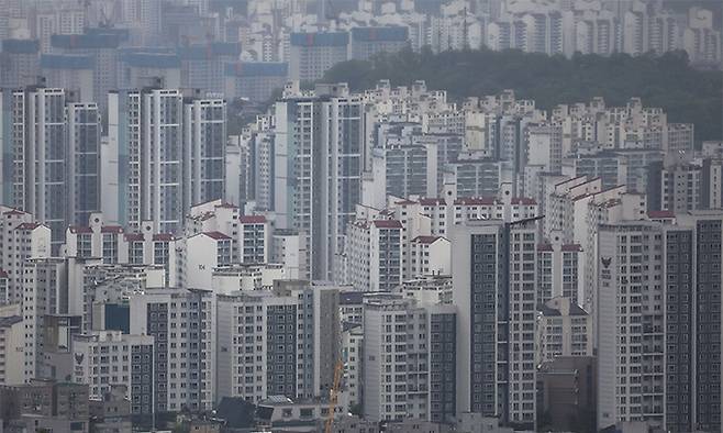 24일 서울 종로구 북악산에서 바라본 도심 아파트의 모습. 뉴시스