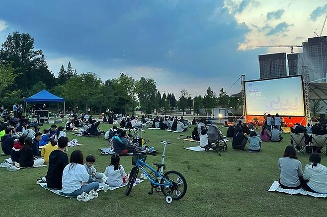 2023년 전북 전주시에서 열린 ‘전주씨네투어X산책’에서 관람객들이 야외에서 자유롭게 영화를 관람하고 있다. 전주국제영화제 조직위 제공