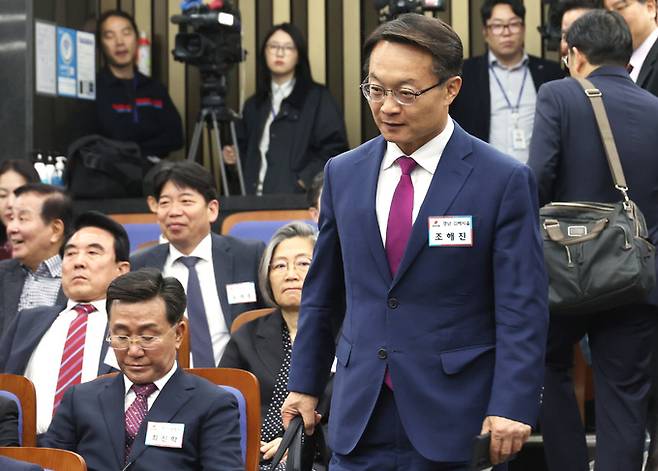 국민의힘 조해진 의원이 지난 19일 국회에서 열린 원외조직위원장 간담회에 입장하고 있다. 연합뉴스