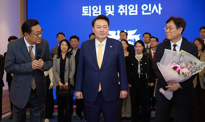 윤석열 대통령이 지난 23일 용산 대통령실에서 직원들과 함께 이관섭 비서실장 퇴임 및 정진석 신임 비서실장 취임 인사 행사에 참석하고 있다. 대통령실 제공