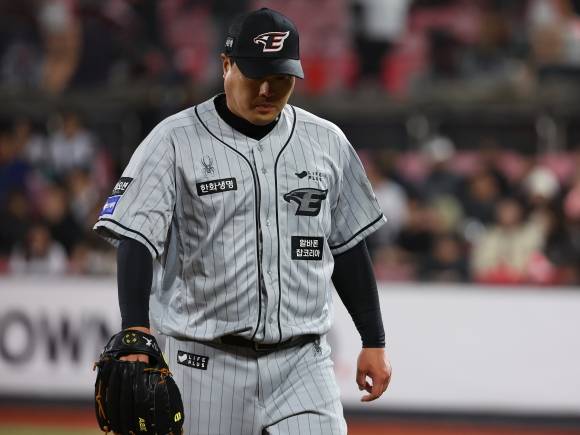 한화 이글스의 류현진이 24일 수원케이티위즈파크에서 열린 2024 KBO리그 프로야구 kt wiz의 경기에서 4회말 4실점하며 이닝을 마무리한 뒤 고개를 숙인 채 더그아웃으로 향하고 있다. 연합뉴스