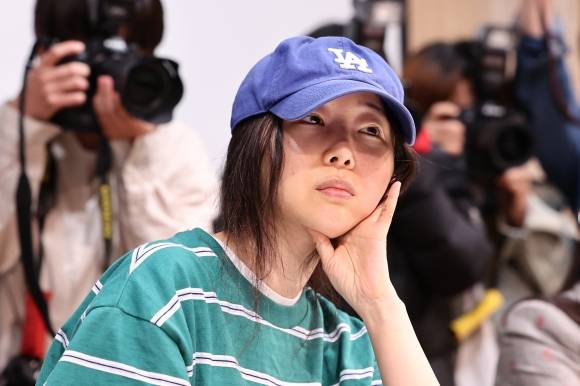 ‘셔터 소리에 기자회견 중단’ - 민희진 어도어 대표가 25일 오후 서울 서초구 한국컨퍼런스센터에서 열린 입장 발표 기자회견에 참석해 있다. 2024.4.25  연합뉴스