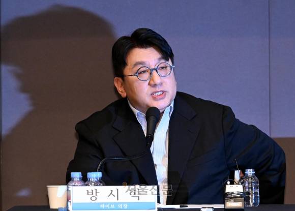 방시혁 하이브 의장 초정 관훈포럼 - 방시혁 하이브 의장이 15일 오전 서울 중구 한국프레스센터에서 열린 관훈클럽 초청 포럼에서 기조연설을 하고 있다 2023.3.15. 도준석 기자