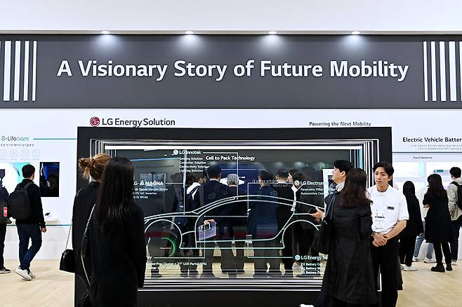 EVS37에 통합 전시관으로 참가한 LG. 김학수 기자