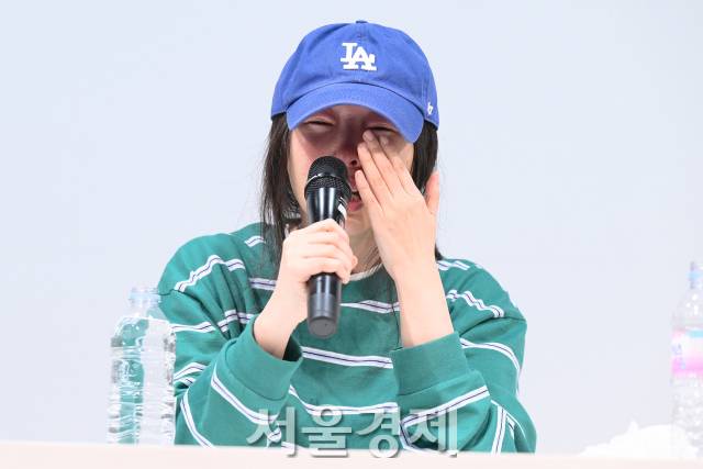 하이브 산하 레이블 어도어 민희진 대표가 25일 오후 서울 강남구 한국컨퍼런스센터에서 진행된 긴급 기자회견에서 눈물을 보이고 있다. 김규빈 기자 2024.04.25