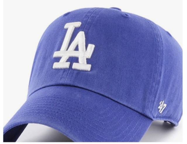 민희진 어도어 대표가 25일 기자회견에서 착용한 모자. 사진=온라인 커뮤니티 캡처