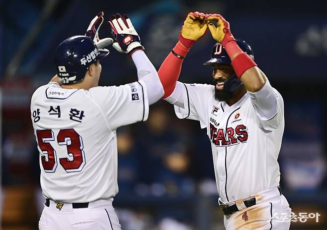 25일 서울 잠실야구장에서 열린  2024 신한 SOL 뱅크 KBO리그  두산 베어스와 NC 다이노스의 경기에서 3회말 1사 1루
 두산 라모스가 좌월 2점 홈런을 친 후 동료와 기쁨을 나누고 있다. 잠실 | 주현희 기자 teth1147@donga.com