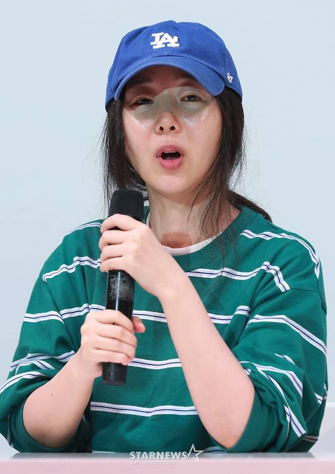 하이브와 대립하고 있는 민희진 어도어 대표가 25일 오후 서울 강남구 한국컨퍼런스센터 대강당에서 진행된 긴급 기자회견에서 질문에 답하고 있다. /2024.04.25 /사진=이동훈