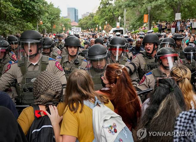 美텍사스대서 시위대 해산하는 경찰 (오스틴[美텍사스주] 로이터=연합뉴스) 미국 텍사스주 경찰이 24일(현지시간) 오스틴에 있는 텍사스대에서 열린 친팔레스타인 시위에서 시위대를 해산하려고 하고 있다. 2024.4.24