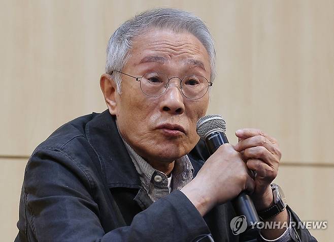 황석영 '철도원 삼대' 부커상 최종후보 선정 (서울=연합뉴스) 이재희 기자 = 황석영 작가가 17일 오전 서울 마포구 창비서교빌딩에서 열린 장편소설 '철도원 삼대' 기자간담회에서 작품을 설명하고 있다. '철도원 삼대'는 영국 최고 권위의 문학상인 부커상 인터내셔널부문의 최종후보에 올랐다. 2024.4.17 scape@yna.co.kr