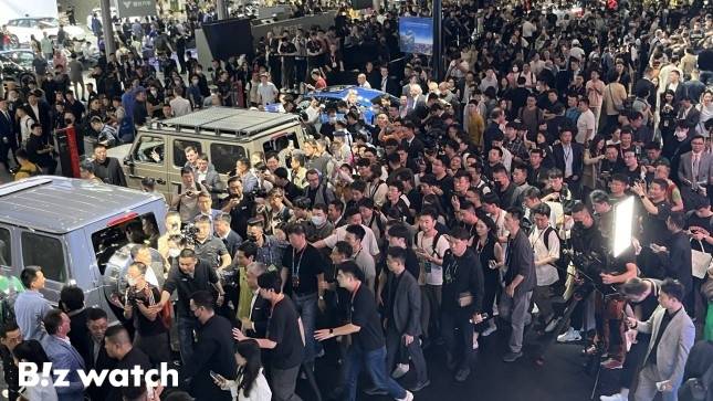 25일 개막한 '2024 베이징 국제 모터쇼'에 레이쥔 샤오미 회장이 방문했다./사진=정민주기자