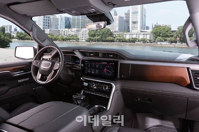 ‘2024 GMC 시에라’ 드날리 트림의 인테리어.(사진=GMC)