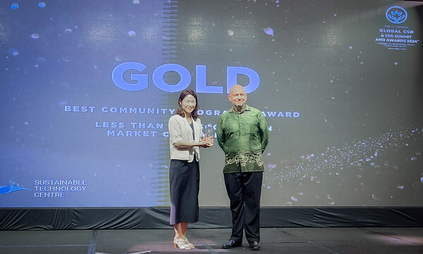 베트남 노보텔 하노이 호텔에서 열린 글로벌 CSR&ESG 서밋 앤드 어워드에서 희망스튜디오 권연주 이사(왼쪽)가 마티아스 겔버 ESG 이노베이션 허브 창업자에게 상을 받았다.