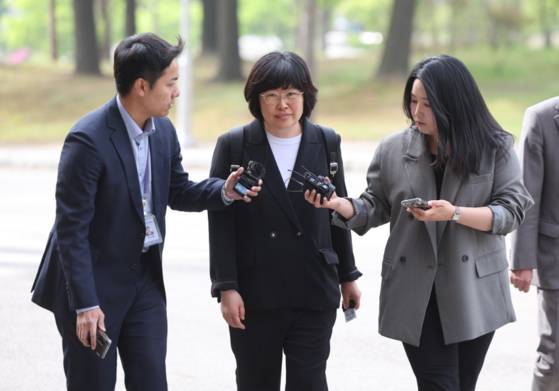 유재은 국방부 법무관리관이 오늘(26일) 해병대 채모 상병 순직 사건 수사외압 의혹 관련 조사를 받기 위해 정부과천청사 고위공직자범죄수사처(공수처)로 들어가고 있다. 〈사진=연합뉴스〉