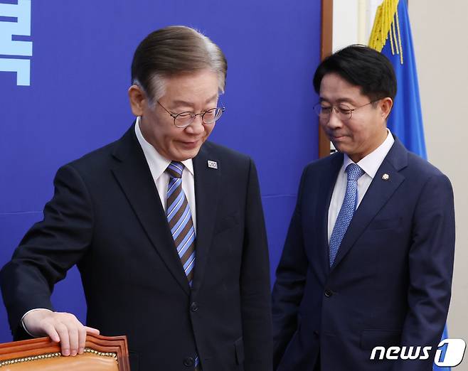 이재명 더불어민주당 대표와 조정식 사무총장이 2023년 11월 2일 서울 여의도 국회에서 열린 민생경제 관련 기자회견에 참석하고 있다. 2023.11.2/뉴스1 ⓒ News1 송원영 기자
