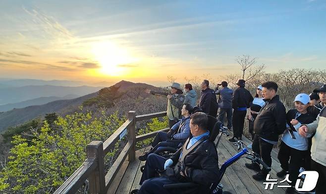 국립공원공단 지리산국립공원전남사무소는 지리산 노고단에서 장애인 탐방 프로그램을 진행했다고 26일 밝혔다. 사진은 참가자들이 프로그램에 참여하고 있는 모습. (공단 제공) 2024.4.26/뉴스1
