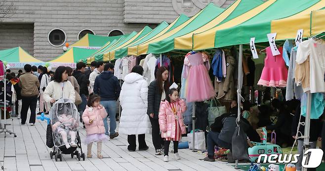 3월 대전 유성구 한국조폐공사 대전 화폐박물관 광장에서 벚꽃축제의 일환으로 열린 행복장터 '제9회 벼룩시장’ 및 ‘온기나눔 음악회’. ⓒ News1 김기태 기자