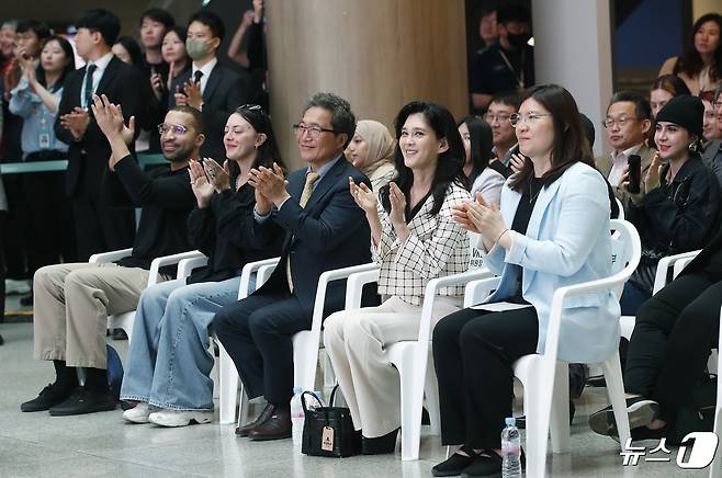 이학재 인천공항공사 사장(왼쪽 세번째부터)과 이부진 한국방문의해위원회 위원장, 장미란 문화체육관광부 제2차관이 26일 인천공항 1터미널 밀레니엄홀에서 열린 ‘한국방문의 해 환영주간 개막식’에서 프로미스나인의 공연을 보며 미소를 짓고 있다. 2024.4.26/뉴스1 ⓒ News1 권현진 기자