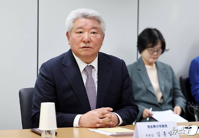 김홍일 방송통신위원장이 26일 오후 서울 양천구 한국방송회관에서 열린 방통위-방송유관기관 간담회에서 모두 발언을 하고 있다. 2024.4.26/뉴스1 ⓒ News1 박지혜 기자