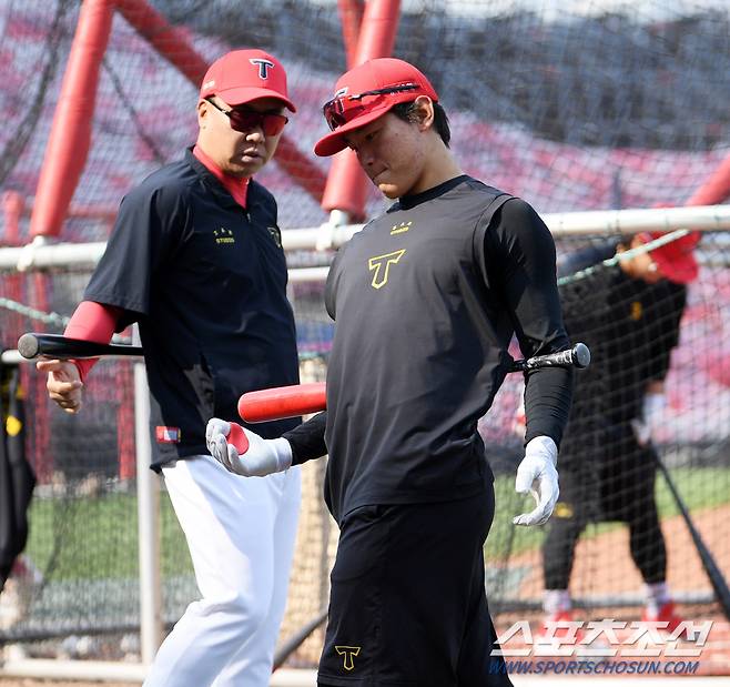 9일 광주 기아챔피언스필드에서 열린 KIA 타이거즈와 LG 트윈스의 경기. KIA 이범호 감독이 김도영과 타격 훈련을 하고 있다. 광주=박재만 기자pjm@sportschosun.com/2024.04.09/