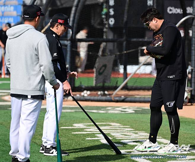 25일 수원KT위즈파크에서 열린 KBO리그 KT 위즈와 한화 이글스의 경기. 한화 류현진과 KT 이강철 감독이 인사를 나누고 있다. 수원=박재만 기자 pjm@sportschosun.com/2024.04.25/