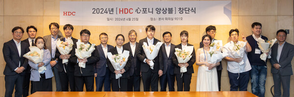 HDC현대산업개발은 지난 25일 'HDC 心포니 앙상블' 창단식을 개최하고 축하 연주와 전시회를 선보였다. ⓒHDC현대산업개발