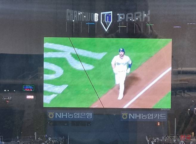 파울홈런 직후에 홈런을 치고 홈으로 들어오는 NC 데이비슨. ⓒ스포츠한국 김성수 기자