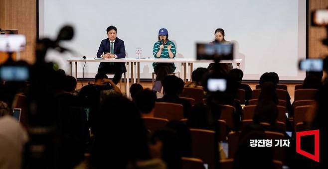민희진 어도어 대표가 25일 서울 서초구 한국컨퍼런스센터에서 모회사 하이브와의 갈등 사태와 관련해 입장 발표를 하고 있다. [사진=강진형 기자aymsdream@]