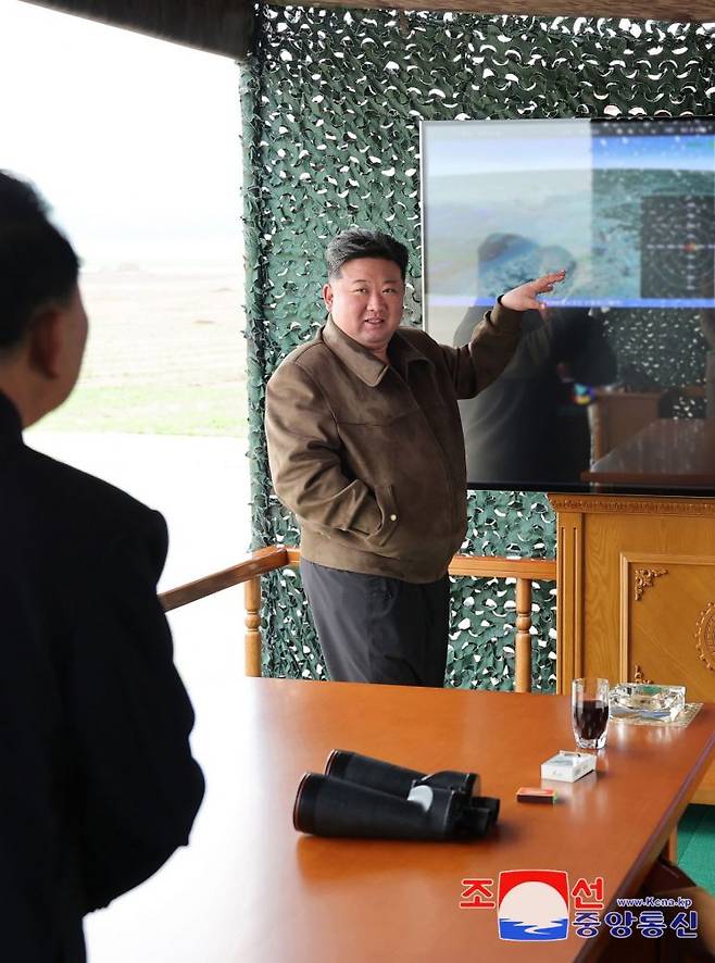 김정은 북한 국무위원장이 지난 25일 새로 설립된 국방공업기업소에서 생산한 240㎜ 방사포(다연장로켓포의 북한식 표현) 포탄 검수사격 시험을 참관했다고 조선중앙통신이 26일 보도했다. [이미지출처=연합뉴스]