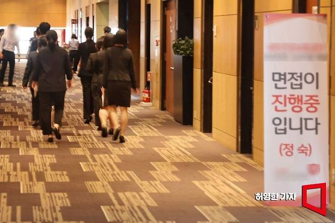 지난해 서울 코엑스에서 열린 한 공공기관 신입 직원 면접 시험장으로 수험생들이 줄을지어 들어가고 있다. [사진=허영한 기자]
