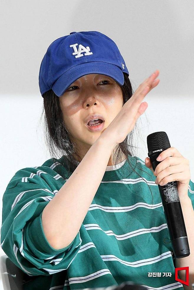 민희진 어도어 대표가 25일 서울 서초구 한국컨퍼런스센터에서 모회사 하이브와의 갈등 사태와 관련해 입장 발표를 하고 있다. 앞서 하이브는 민희진 대표 등 어도어 경영진에 대한 중간 감사 결과를 발표하고, 이들을 업무상 배임 등 혐의로 고발한다고 밝혔다. 사진=강진형 기자aymsdream@