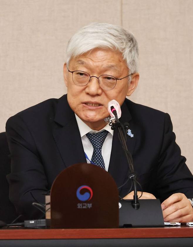 윤덕민 주일 한국대사가 26일 오후 정부서울청사에서 열린 기자간담회에서 발언하고 있다. [이미지출처=연합뉴스]