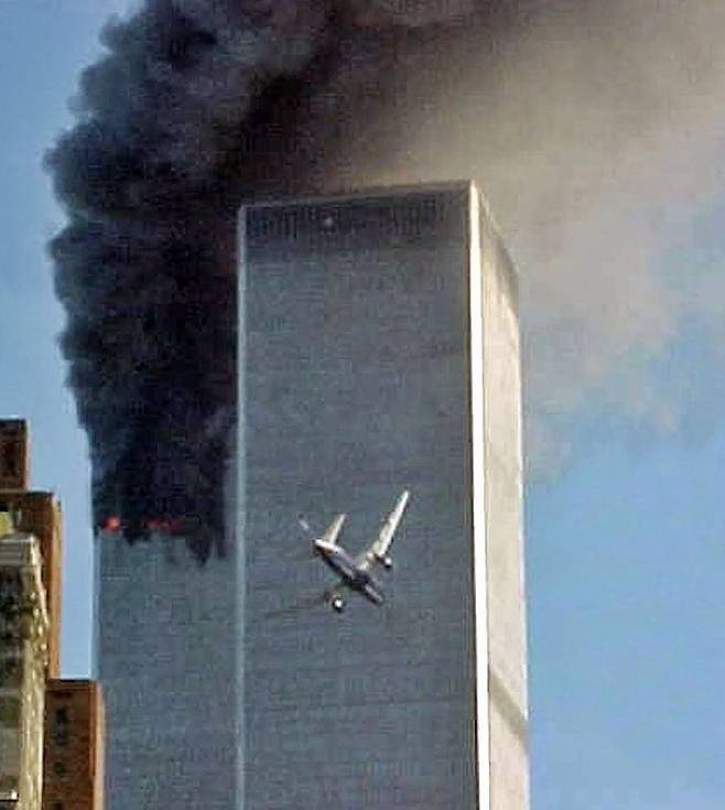 9·11 테러 당시 알카에다 대원들에 하이재킹된 여객기가 뉴욕 무역센터 건물을 향하는 장면.