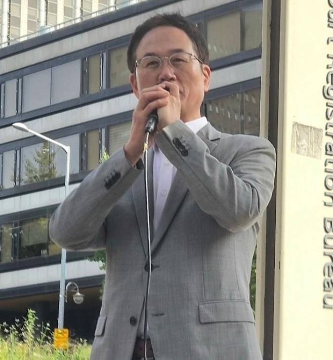 지난해 10월 서울고등법원 앞에서 권태선 방송문화진흥회 이사장의 퇴진을 촉구하고 있는 문호철 전 MBC 보도국장.ⓒ