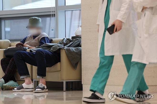 의료공백 사태가 장기화하고 있는 가운데 26일 서울 시내 한 대학병원 내원객이 의자에 앉아 휴식하고 있다.ⓒ연합뉴스