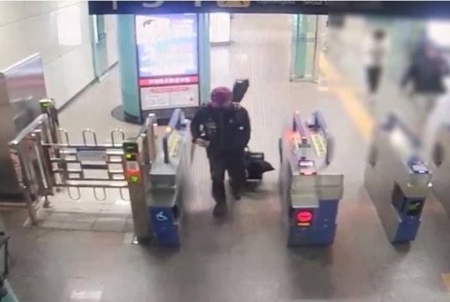 현금가방을 들고 개찰구를 나오는 A 씨, 서울경찰청 지하철경찰대 제공