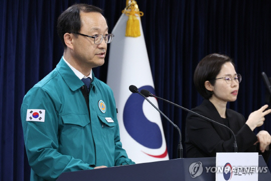 중앙재난안전대책본부 제1통제관인 전병왕 보건복지부 의료정책실장이 26일 오후 서울 종로구 정부서울청사에서 의사 집단행동 대응 중대본 회의 결과 브리핑을 하고 있다. <사진: 연합뉴스>