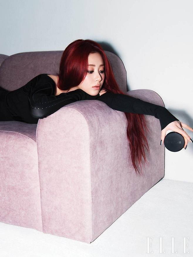 볼드한 아이덴티티를 지닌 글로벌 뷰티 브랜드 맥과 강렬한 퍼포먼스와 대담한 눈빛으로 시선을 사로잡는 르세라핌 허윤진이 만났다. 그녀의 일상에 자연스럽게 스며든 NEW 스튜디오 픽스 새틴광 쿠션으로 피부를 매끈하게 정돈하고 입술에는 누드 베이지 컬러의 맥시멀 매트 립스틱, 허니 러브를 발라 은은한 윤기와 혈색을 더했다. 사용 제품은 모두 M·A·C. 톱은 Jacquemus. 팬츠는 Lowbi. 슈즈는 Zara.