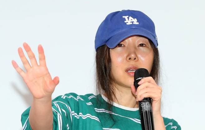 [서울=뉴시스] 김혜진 기자 = 민희진 어도어 대표가 25일 오후 서울 강남구 한국컨퍼런스센터에서 열린 긴급 기자회견에서 입장을 말하고 있다. 하이브는 22일 민희진 대표 등이 경영권 탈취 시도를 했다며 전격 감사에 착수한 것으로 알려졌다. 민 대표는 하이브의 또 다른 산하 레이블인 빌리프랩의 걸그룹 아일릿이 뉴진스를 카피했다는 공식입장으로 맞받아쳤다. 2024.04.25. jini@newsis.com /사진=뉴시스