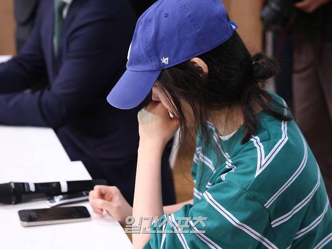 어도어의 민희진 대표가 하이브와의 대립에 대한 긴급 기자회견를 25일 오후 서울 서초구 한국컨퍼런스센터에서 진행했다. 한편, 지난 22일부터 어도어에 대한 감사를 진행한 하이브는 이날 민희진 대표 주도로 경영권 탈취 계획이 수립됐다는 구체적인 사실을 확인했고 물증도 확보했다며 고발장 제출을 예고했다. 서병수 기자 qudtn@edaily.co.kr /2024.04.25/