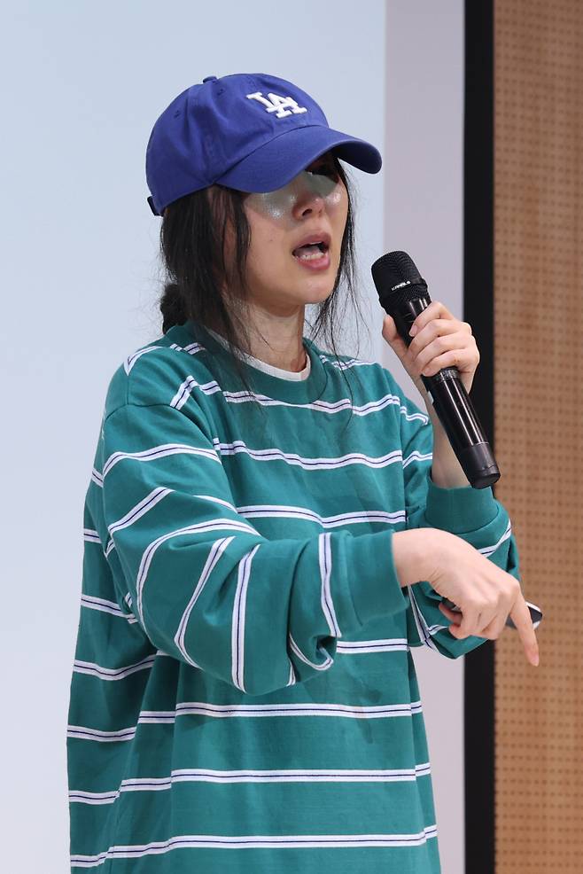 어도어의 민희진 대표가 하이브와의 대립에 대한 긴급 기자회견를 25일 오후 서울 서초구 한국컨퍼런스센터에서 진행했다. 한편, 지난 22일부터 어도어에 대한 감사를 진행한 하이브는 이날 민희진 대표 주도로 경영권 탈취 계획이 수립됐다는 구체적인 사실을 확인했고 물증도 확보했다며 고발장 제출을 예고했다. 서병수 기자 qudtn@edaily.co.kr /2024.04.25/