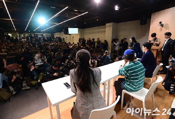 하이브와 갈등 중인 민희진 어도어 대표가 지난 25일 오후 서울 강남구 한국컨퍼런스센터에서 긴급 기자회견을 갖고 있다. [사진=정소희 기자]