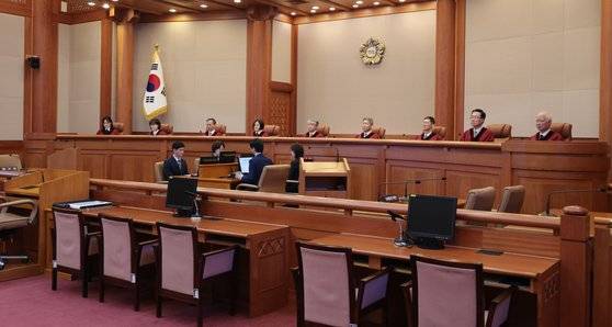 헌법재판소는 25일 고인 의사와 상관없이 형제자매에게 일정 비율 이상의 유산상속을 요구할 권리를 주는 유류분 제도는 재판관 전원일치 의견으로 위헌 결정했다. 이날 서울 헌법재판소 대심판정에서 재판관들이 유류분 제도에 대한 위헌법률심판 및 헌법소원 선고를 위해 자리하고 있다. [연합뉴스]