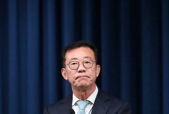 홍철호 대통령실 정무수석이 25일 용산 대통령실 청사에서 윤석열 대통령과 이재명 더불어민주당 대표의 '영수회담' 2차 실무회동 관련 브리핑을 하고 있다. 뉴스1