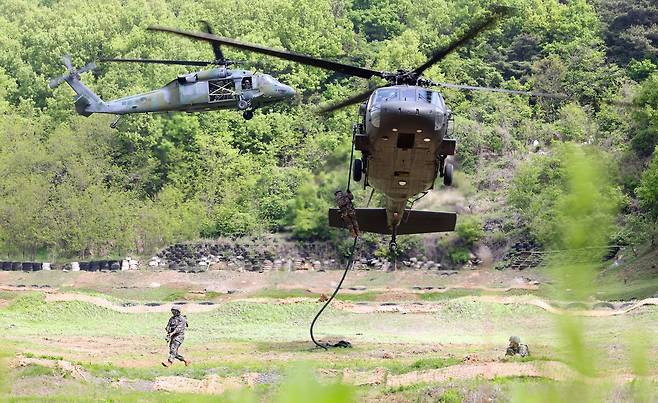 육군 32사단 기동대원들이 테러범 진압을 위해 헬기레펠을 하고 있다. 뉴시스